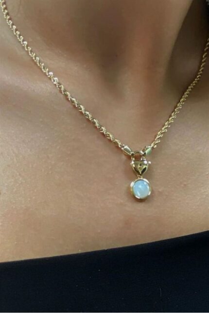 Altın Opal Taşlı Kapli Kilit Kolye Kuyumcu'nun Altın Kolye/Altın Kalpli Kolye modelleri ve fiyatları olan altın takı ürünlerinden birisidir.