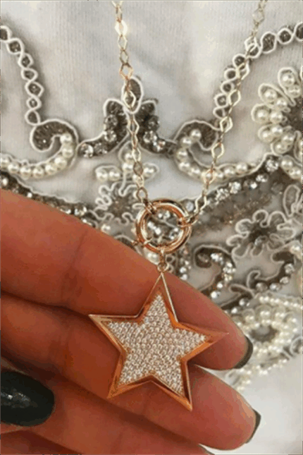 Altın Yıldız Kolye Kuyumcu'nun Altın Kolye/Altın Yıldız Kolye modelleri ve fiyatları olan altın takı ürünlerinden birisidir.